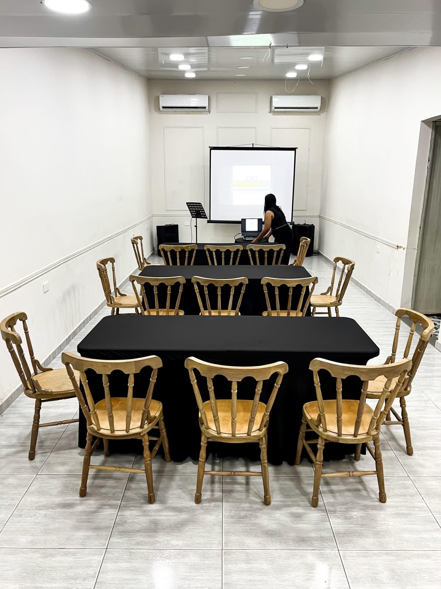 Sala de reuniones con proyector y pantalla