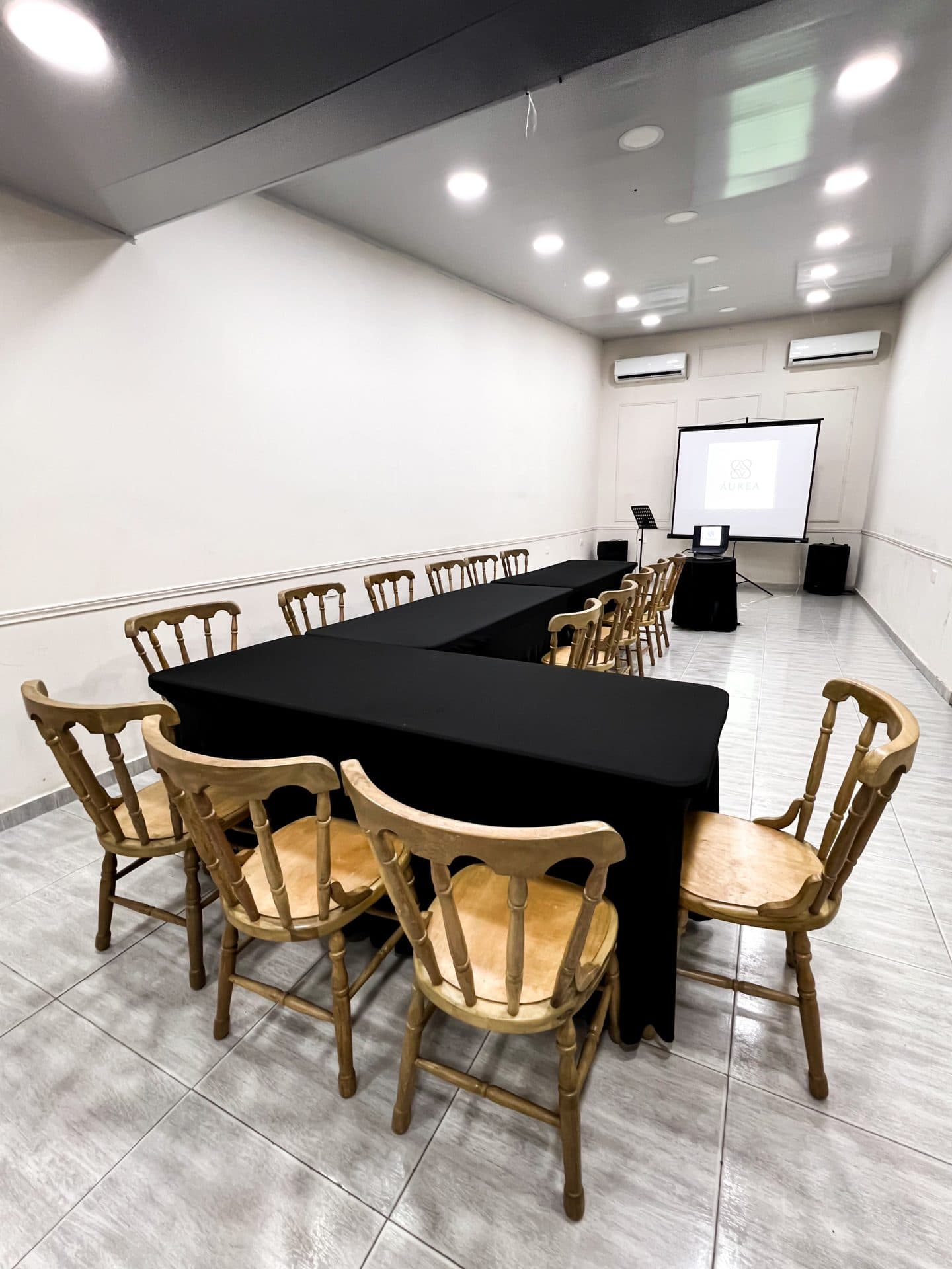 Salón en formato herradura para talleres