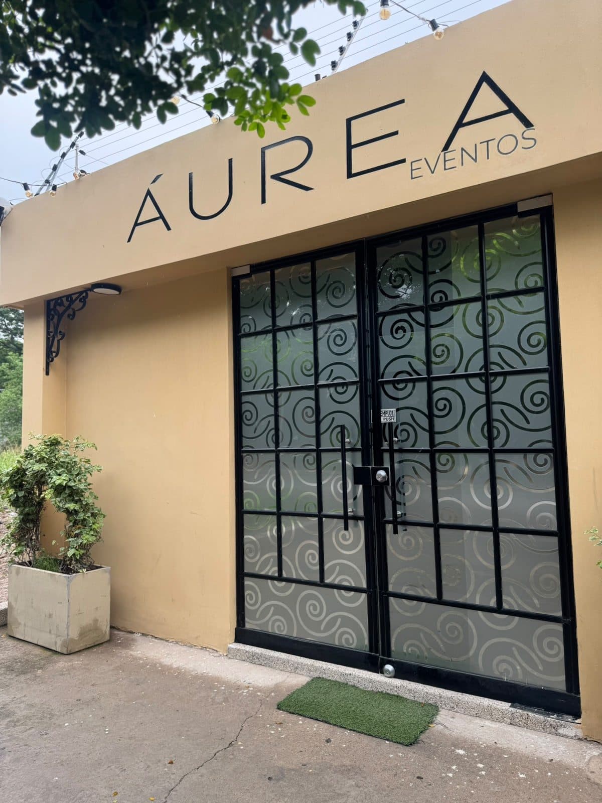 Fachada e instalaciones de Áurea Eventos