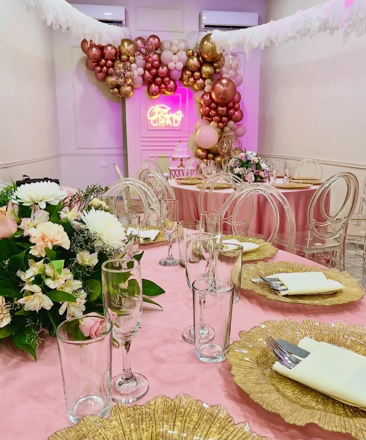 Salón decorado para celebración especial