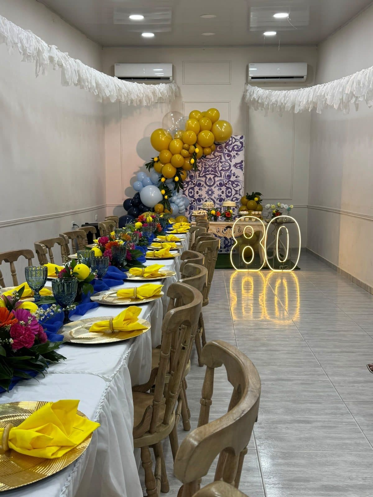 Salón Áurea Eventos decorado para celebración elegante