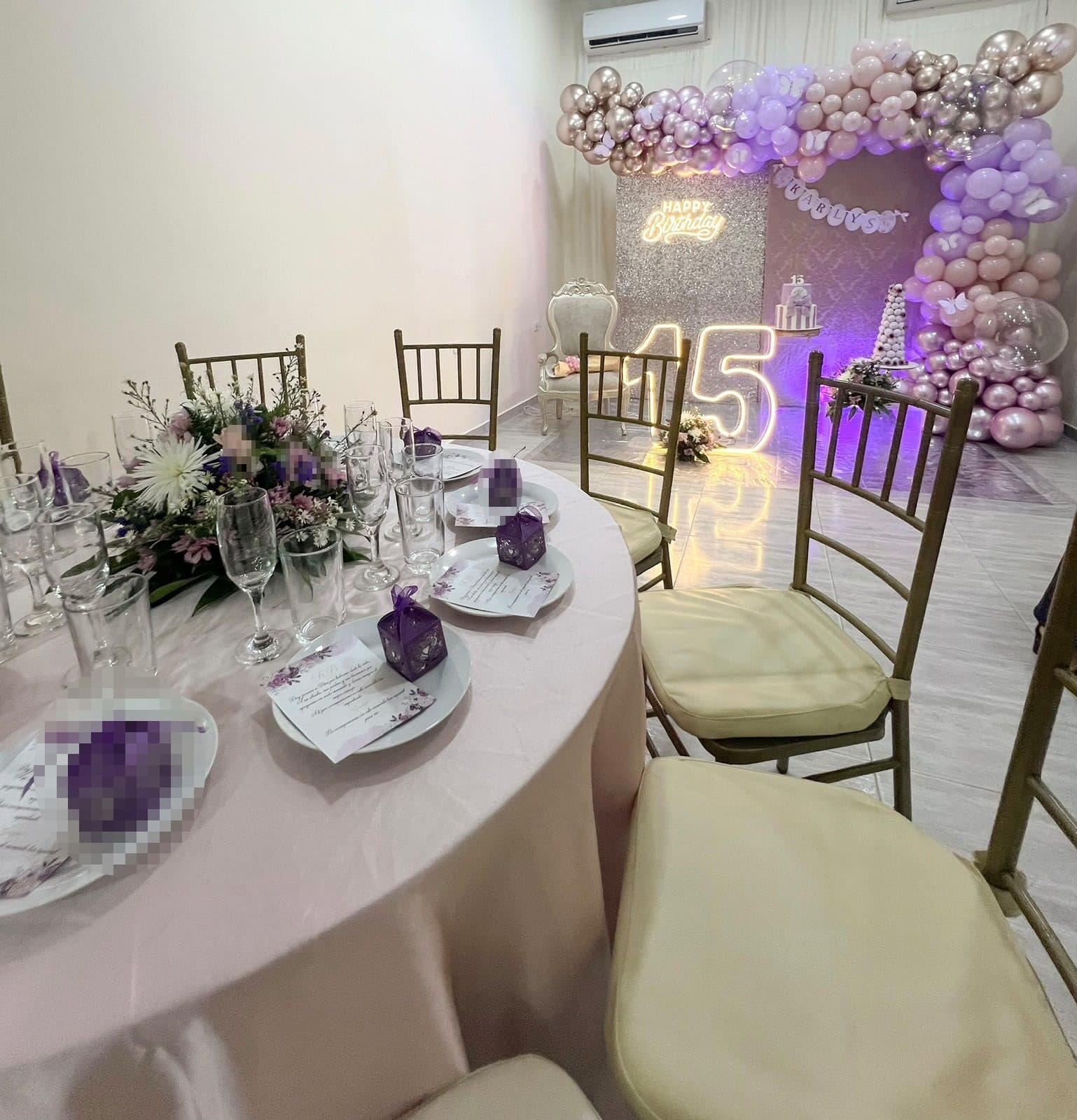 Mesa principal decorada para evento