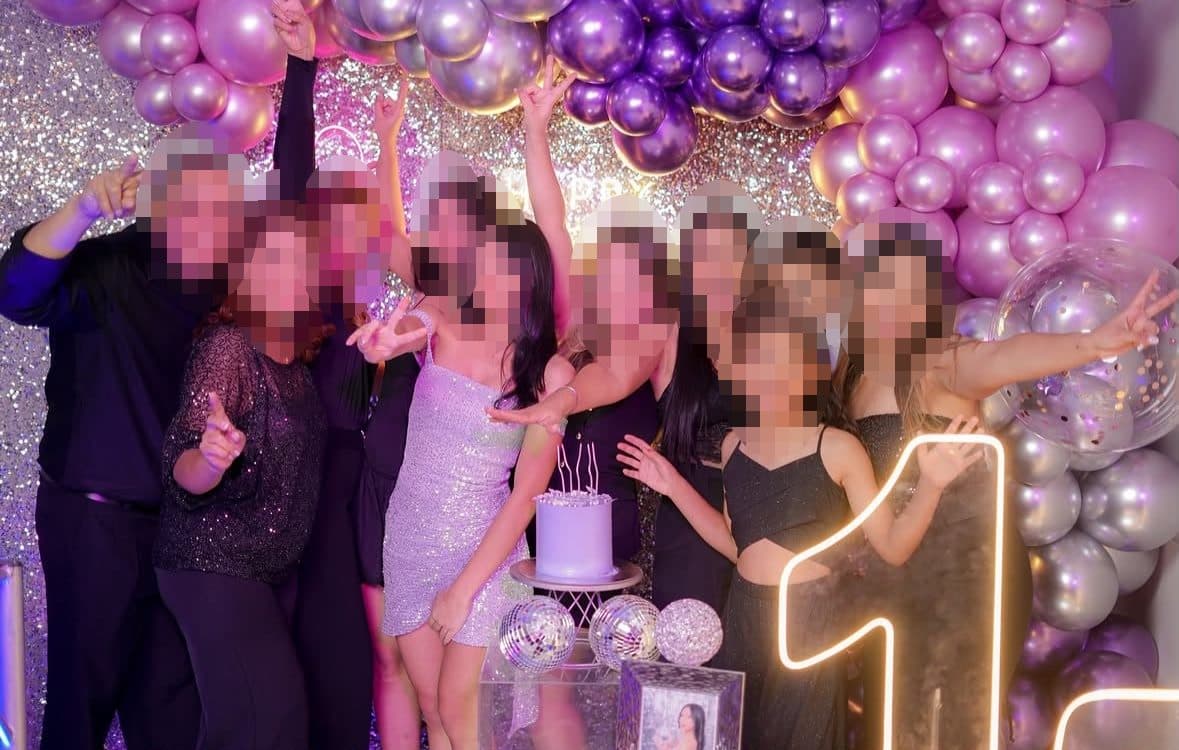 Quinceañera con decoración glitter y luces