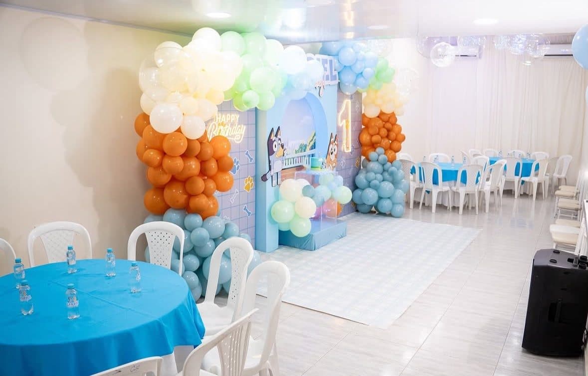Montaje de cumpleaños infantil con globos